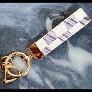 City chic luxe Keychain in white checkerboard